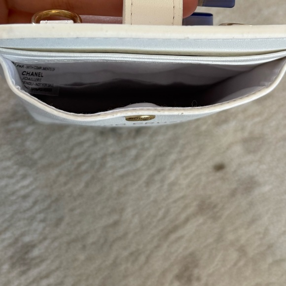 NWT CHANEL White Quilted Leather Phone Case - Picture 5 of 6